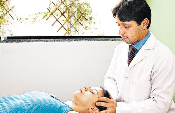 O osteopatia Fabr&iacute;cio Lopes diz que depois de realizado o diagnostico, &eacute; tra&ccedil;ado um programa que varia conforme o problema do paciente ( Antonio Trivelin/Gazeta de Piracicaba )