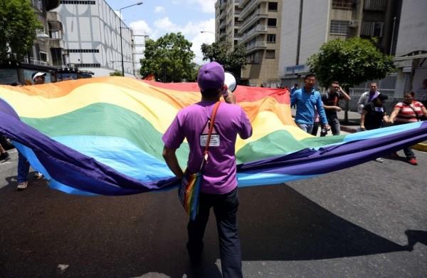 'Não à homofobia, sim à inclusão', gritavam os participantes desta marcha (France Press)