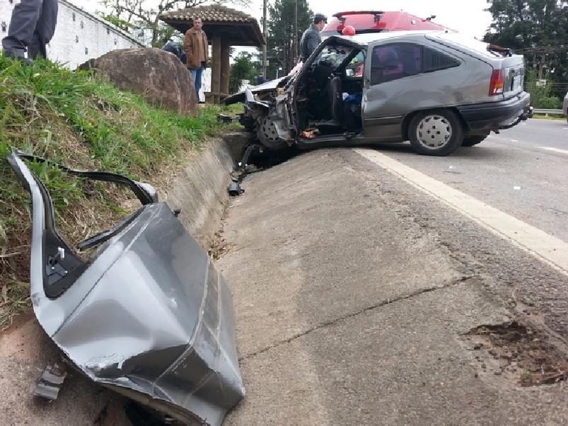 Pol&iacute;cia n&atilde;o sabe o que levou motorista a perder o controle do carro e bater em pedra &agrave; beira da rodovia ( Divulgação)