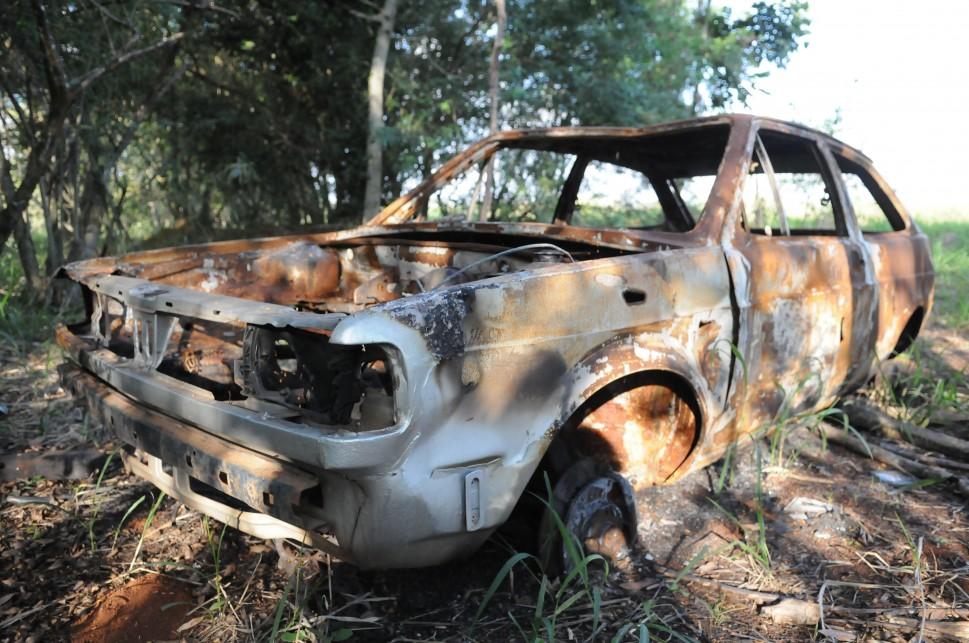 Carca&ccedil;a incendiada de um Volkswagen Gol foi abandonada na &aacute;rea de preserva&ccedil;&atilde;o ambiental ( Edu Fortes/AAN)