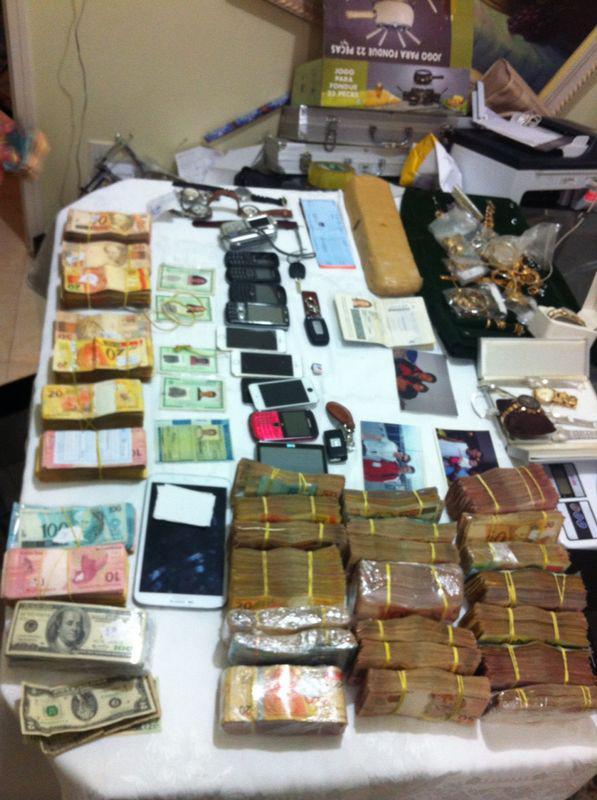 Pol&iacute;cia Militar apreende joias e quase R$ 285 mil em notas de real e d&oacute;lar ( Divulgação)