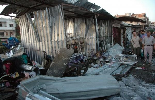 Destro&ccedil;os deixados pela explos&atilde;o de um carro-bomba em Homs, cidade do centro da S&iacute;ria (France Press)