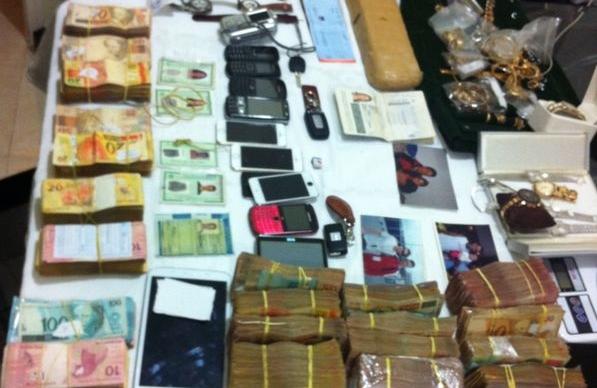 Na resid&ecirc;ncia, foram encontrados R$ 230 mil, joias e maconha ( Divulgação/PM)