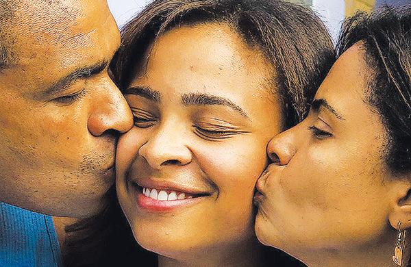 Rafaela Lobo com seus pais, Denise Lobo e Cosme Ol&iacute;mpio de Jesusr
 ( Cedoc/RAC)