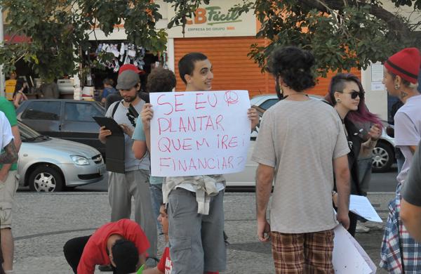 Jovens se organizam para a marcha da maconha no centro da cidade de Campinas ( Leandro Ferreira/AAN)