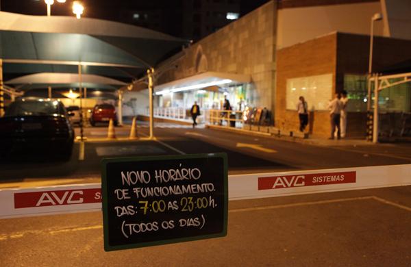 Placa na entrada do P&atilde;o de A&ccedil;&uacute;car, no bairro Cambu&iacute;, informa o novo hor&aacute;rio de funcionamento do supermercado: diminuem as op&ccedil;&otilde;es 24 horas ( Rodrigo Zanotto/AAN)