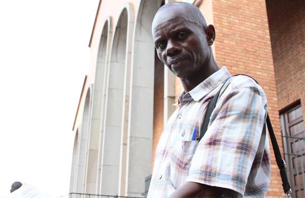 Loius Lonece, de 58 anos, passa o dia na Casa do Migrante, em S&atilde;o Paulo, &agrave; espera de empregadores ou chance de trabalho (Janaina Ribeiro/Especial para AAN )