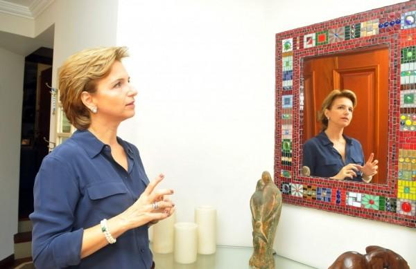 A artista pl&aacute;stica &Eacute;rika Valente Haaland e alguns de seus trabalhos: casa em Valinhos virou uma imensa galeria ( César Rodrigues/AAN)