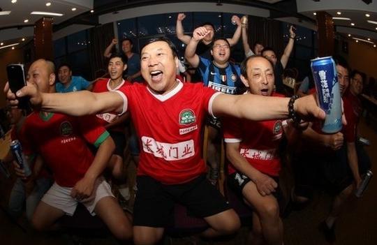 Muitos chineses permanecem acordados durante a noite para acompanhar os jogos ( Reprodução)