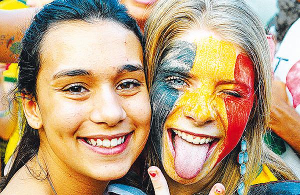 Presen&ccedil;a feminina &eacute; marcante na &quot;festa informal&quot; da Vila Madalena (Elcio Alves/ AAN)
