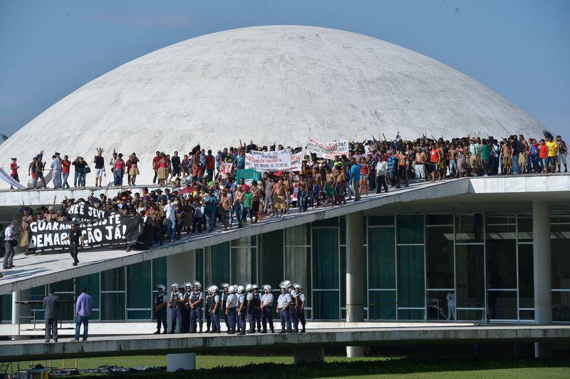 &Iacute;ndios em protesto pela demarca&ccedil;&atilde;o de terras e contra a discrimina&ccedil;&atilde;o, sobem na marquise do Congresso Nacional (Agência Brasil)