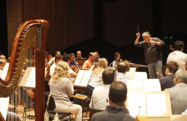 O maestro David del Pino Klinge durante o ensaio da Orquestra Sinf&ocirc;nica Municipal de Campinas ( Gustavo Tilio/Especial para a AAN)