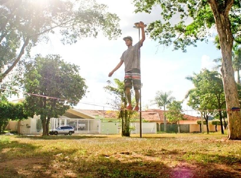O slackline &eacute; praticado em v&aacute;rias pra&ccedil;as de Mirassol   (Divulgação/Prefeitura de Mirassol)