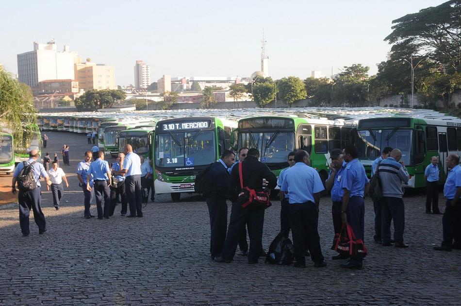 P&aacute;tio da empresa ficou cheio por causa da greve dos funcion&aacute;rios da VB Transportes ( Carlos Sousa Ramos/AAN)