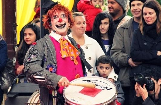 Cena do espet&aacute;culo 'Apalhassadamuzikada? Uma Sinphonia Engrassada!', da Cia. Turma do Biribinha, de Alagoas ( Divulgação)