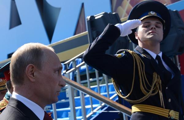 Militar russo presta contin&ecirc;ncia ao presidente Vladimir Putin em cerim&ocirc;nia em Moscou (France Press)