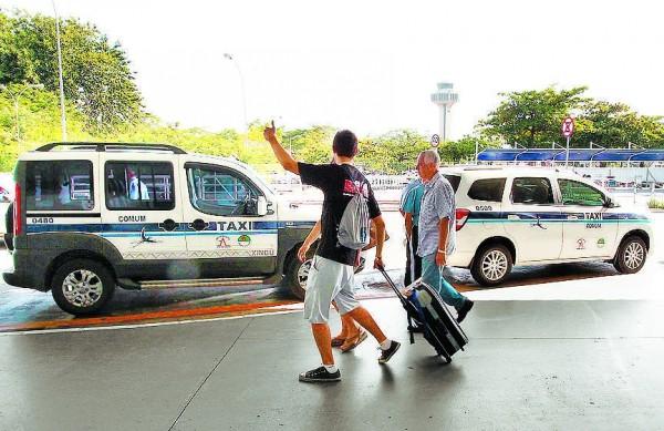 Passageiros buscam t&aacute;xis em Viracopos: refor&ccedil;o da frota &eacute; previsto para iniciar a partir de 2 de junho ( Leandro Ferreira/AAN)