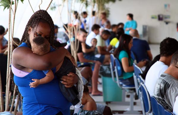 Pacientes com dengue passam na frente de outros  ( Janaína Ribeiro/Especial a AAN )