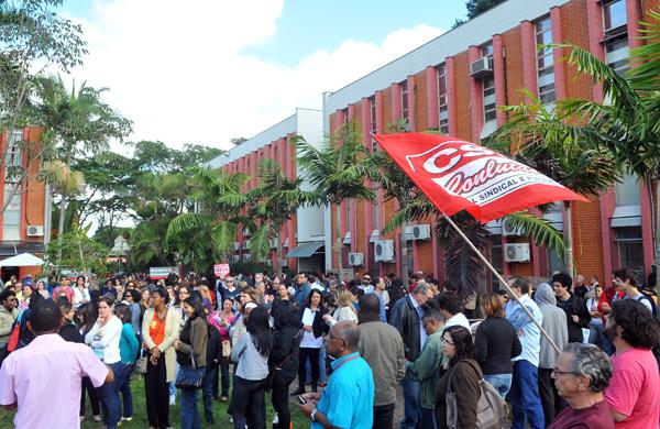 Servidores em greve fizeram um manifesto diante do Conselho Universit&aacute;rio (Consu) da Unicamp (Cesar Rodrigues/ ANN)