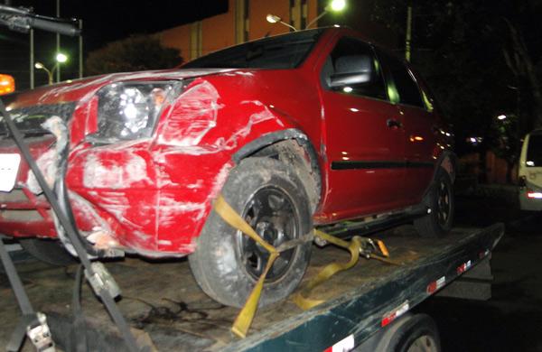 Ve&iacute;culo Eco Sport roubado pelos bandidos: batida durante a fuga ( Divulgação)