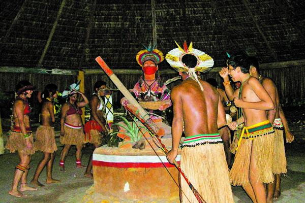 &Iacute;ndios durante o 'aw&ecirc;', ritual de confraterniza&ccedil;&atilde;o (Paulo Santana/AAN)