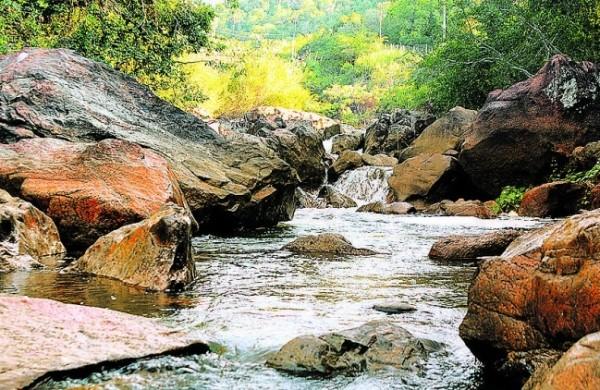 O baixo n&iacute;vel da &aacute;gua deixo as pedras &agrave; mostra no Rio Jaguari (Elcio Alves/ AAN)