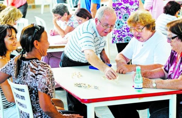 Jos&eacute; Rozados Arca, 73, ensina as companheiras a jogar domin&oacute; em aula no Lar do Velhinhos ( Antonio Trivelin/Gazeta de Piracicaba )