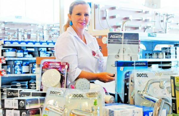 A supervisora de vendas Maria L&uacute;cia Verga mostra a diversidade de equipamentos para economizar &aacute;gua  ( Edu Fortes/AAN)