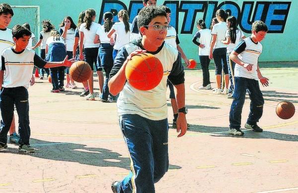 Na escola, aulas de educa&ccedil;&atilde;o f&iacute;sica t&ecirc;m fun&ccedil;&atilde;o de despertar interesse pelo esporte e de socializa&ccedil;&atilde;o dos alunos ( Carlos Sousa Ramos/AAN)