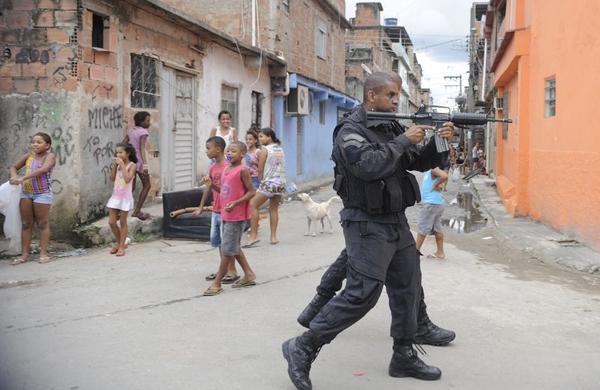 Policiais do Bope durante opera&ccedil;&atilde;o no complexo da Mar&eacute;, no Rio de Janeiro (Agência Brasil)