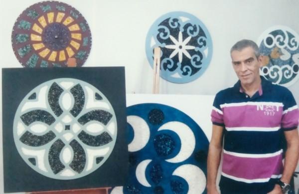 O artista pl&aacute;stico Tom Fontes e algumas de suas mandalas ( Reprodução)
