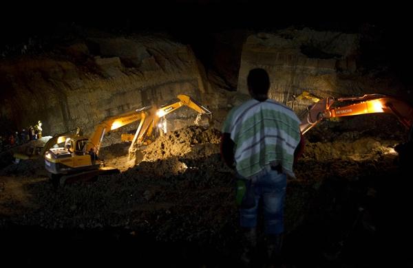 Equipes de resgate colombianas passaram a madrugada nos trabalhos de busca dos soterrados em mina ilegal (France Press)