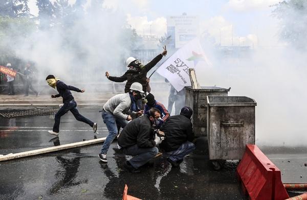 Manifestantes entram em confronto com a pol&iacute;cia no Egito (France Press)