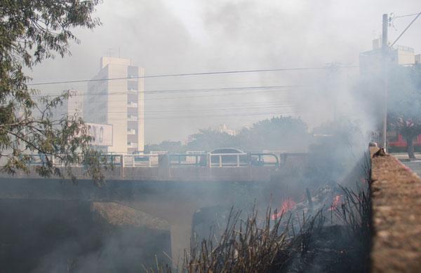 Segundo moradores das proximidades, a queimada come&ccedil;ou por volta das 11h (Camila Moreira/ AAN)