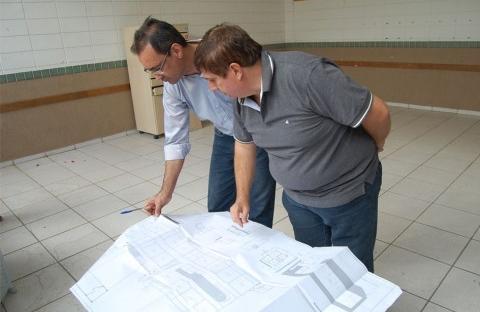 O prefeito Celso Capato analisa planta da Escola Monteiro Lobato   ( Divulgação)