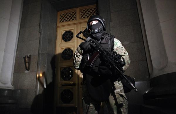 Soldado ucraniano faz guarda em frente ao parlamento, em Kiev (France Press)