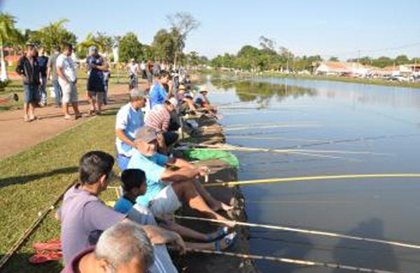 Tradicional campeonato de pescaria &eacute; realizado no Lago Municipal ( Divulgação)