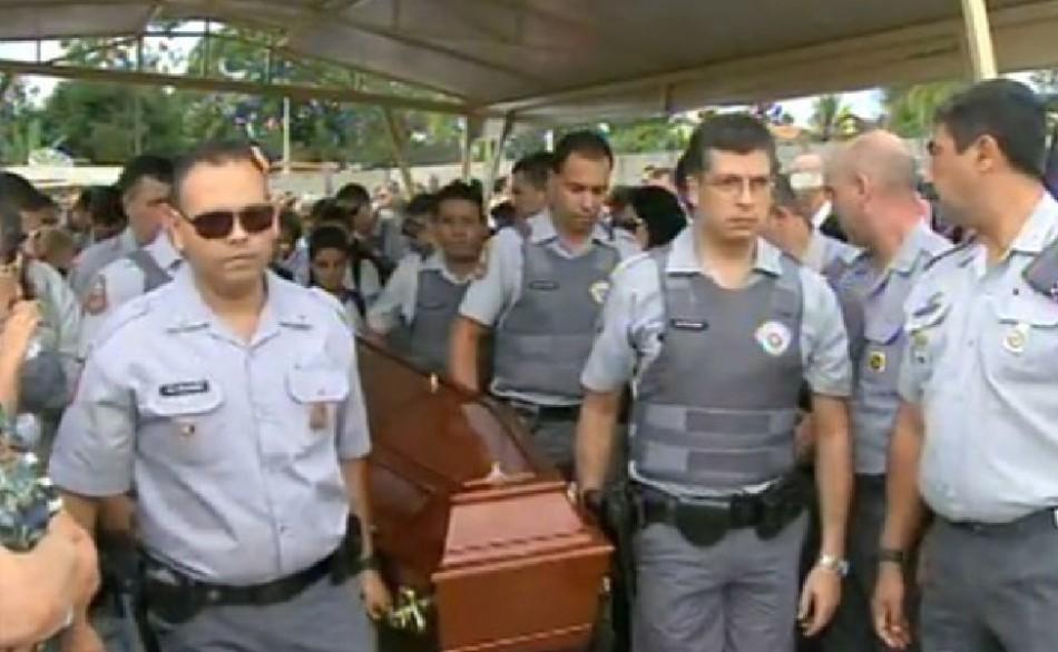 Enterro do PM Sandro Luiz Gomes, morto no domingo (27), durante patrulhamento  ( Reprodução)