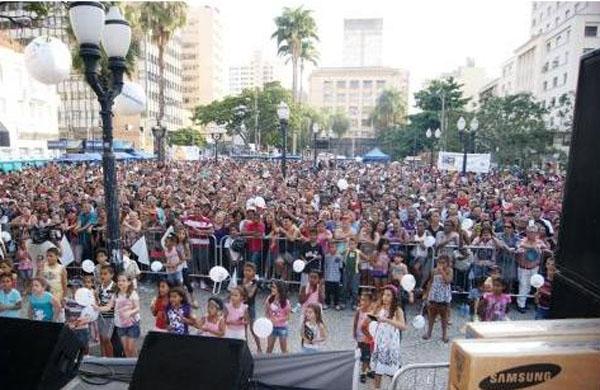 Na primeira edi&ccedil;&atilde;o, realizada em 2013, a festa foi no Largo do Ros&aacute;rio, com um p&uacute;blico de mais de 15 mil pessoas ( Divulgação)