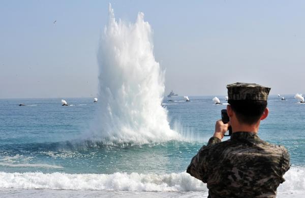Soldado sul-coreano filma disparo durante treinamento do ex&eacute;rcito de Seul com for&ccedil;as norte-americanas (France Press)