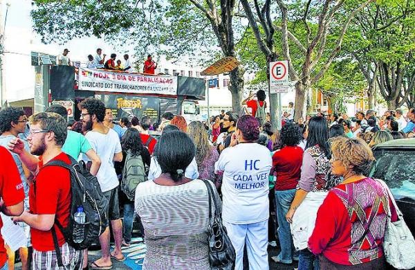 Trabalhadores em ato realizado em frente &agrave; Reitoria: indicativo de greve ( Gustavo Tilio/Especial para a AAN)