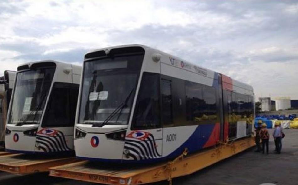 Trens do VLT desembarcaram no Porto de Santos e seguem para S&atilde;o Vicente na segunda-feira (Divulgação/EMTU)