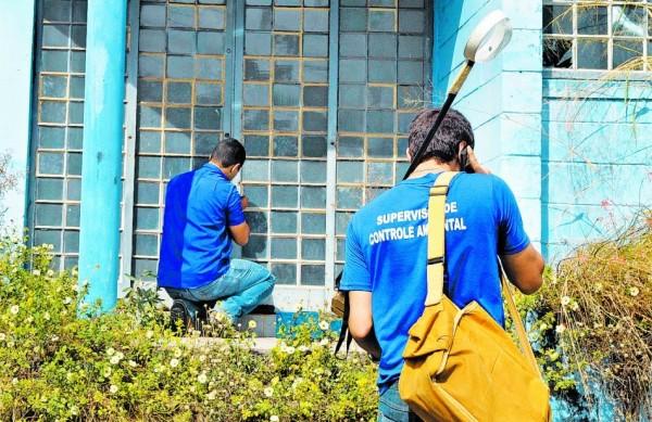 Im&oacute;vel fechado &eacute; vistoriado por agentes de combate &agrave; dengue no bairro Country Ville, em Campinas ( Dominique Torquato/AAN)
