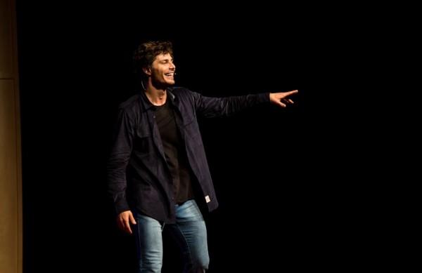 Ator Andr&eacute; Bankoff em cena da pe&ccedil;a 'N&atilde;o Existe Mulher Dif&iacute;cil' ( Divulgação)