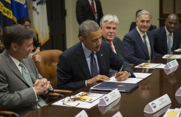 Barack Obama assina documento durante reuni&atilde;o com dirigentes do setor tur&iacute;stico, comprometendo-se a colaborar com eles (France Press)
