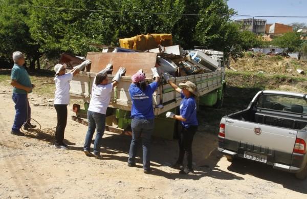 Funcion&aacute;rios carregam caminh&atilde;o com entulho recolhido na Opera&ccedil;&atilde;o Cata-Treco ( Cedoc/RAC)