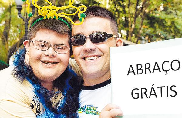 Matheus Rodrigues, aluno da Apae, abra&ccedil;ou Bandeira: &quot;Estou adorando poder distribruir abra&ccedil;os&quot;, disse (Davi Negri)