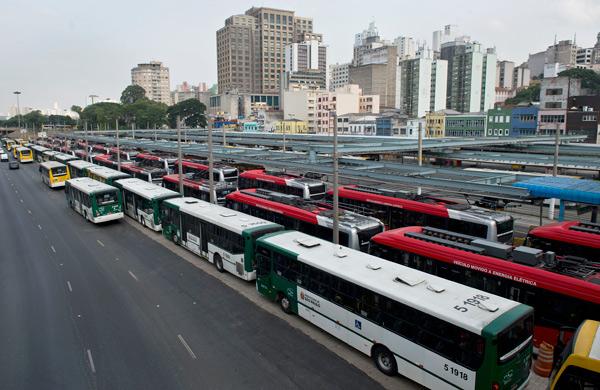 Motoristas e cobradores de &ocirc;nibus que haviam paralisado o servi&ccedil;o em SP decidiram n&atilde;o retomar a greve at&eacute; que a decis&atilde;o final da Justi&ccedil;a sobre o movimento seja anunciada, algo que s&oacute; deve ocorrer na segunda (AFP)