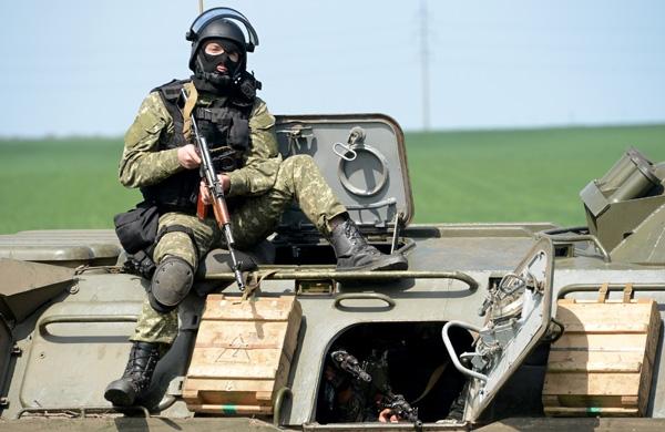 Soldado ucraniano durante a&ccedil;&atilde;o militar contra separatistas pro-russos (France Press)