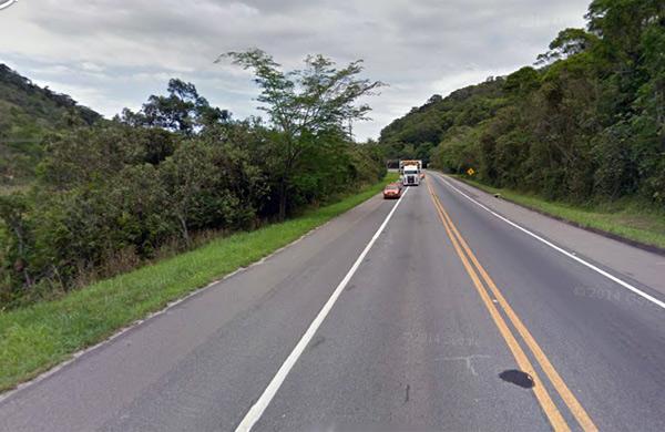 O &ocirc;nibus trafegava pela BR-101, entre os munic&iacute;pios de Silva Jardim e Casimiro de Abreu, na Baixada Litor&acirc;nea ( Reprodução/Google Maps)